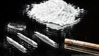 Packets containing off-white coloured powdered substance, weighing three kgs valued at 30 crore were found to be concealed in the false bottom of the check-in luggage. (Christoph Hard/Geisler-Fotopress/picture alliance ) Packets containing off-white coloured powdered substance, weighing three kgs valued at 30 crore were found to be concealed in the false bottom of the check-in luggage. (Christoph Hard/Geisler-Fotopress/picture alliance )