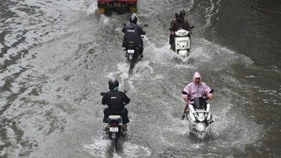 Mumbai rains: The IMD has forecast light to moderate rains as well as intense spells of rain in isolated areas of Mumbai and Thane, An orange alert has been issued for both cities, as well as Ratnagiri and Raigad (Satish Bate/Hindustan Times) Mumbai rains: The IMD has forecast light to moderate rains as well as intense spells of rain in isolated areas of Mumbai and Thane, An orange alert has been issued for both cities, as well as Ratnagiri and Raigad (Satish Bate/Hindustan Times)