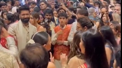 Vicky Kaushal, Shah Rukh Khan, Alia Bhatt, Ranbir Kapoor and Katrina Kaif enjoy together at the Ambani wedding Vicky Kaushal, Shah Rukh Khan, Alia Bhatt, Ranbir Kapoor and Katrina Kaif enjoy together at the Ambani wedding