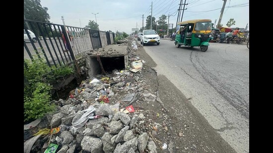 A view of Strom sewerage cover damaged at National highway road in Ludhiana. (Gurpreet Singh/HT)