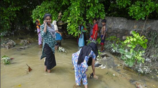 Following a sudden breach at the carrier-lined canal (CLC) branch of the Munak canal late on Wednesday night, several blocks of the JJ colony in Bawana were flooded in waist-deep water. (Raj K Raj/HT Photo)