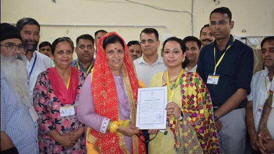 Kamlesh Thakur of the Congress after winning the Dehra assembly byelection on Saturday. (HT Photo)