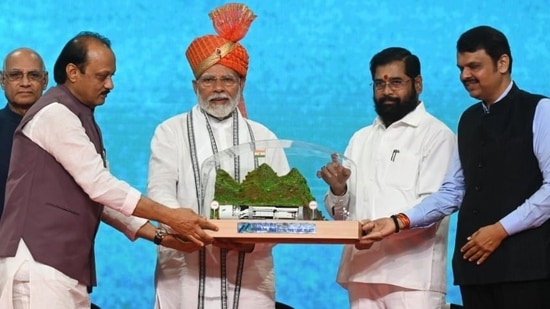 Prime Minister Narendra Modi being felicitated by Maharashtra CM Eknath Shinde along with deputy chief ministers Devendra Fadnavis and Ajit Pawar in Mumbai. (Satish Bate/HT Photo)