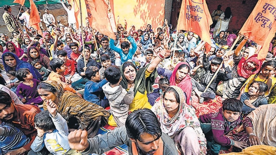 Residents of the area protest the DDA demolition drive at Majnu Ka Tila in north Delhi. (Raj K Raj/HT Photo)