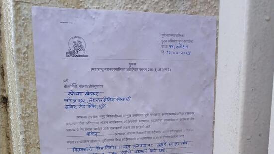 The notice states that as per the complaint received, there is an encroachment of public road in front of a residence located in plot number 112, National Housing Society on Baner Road in Aundh. (HT PHOTO)