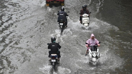 Mumbai rains: The IMD has forecast light to moderate rains as well as intense spells of rain in isolated areas of Mumbai and Thane, An orange alert has been issued for both cities, as well as Ratnagiri and Raigad(Satish Bate/Hindustan Times)