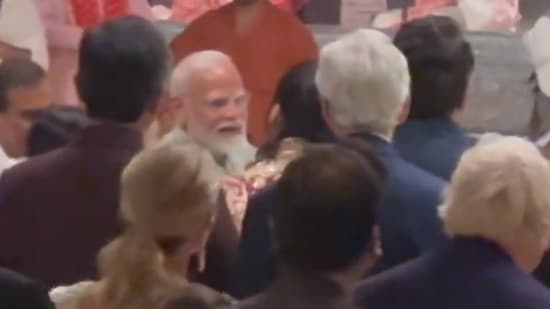 https://www.mobilemasala.com/film-gossip/Pt-Narendra-Modi-Attends-Anant-Ambani-Radhika-Merchants-Shubh-Ashirwad-Event-Blesses-Newlyweds-i280697