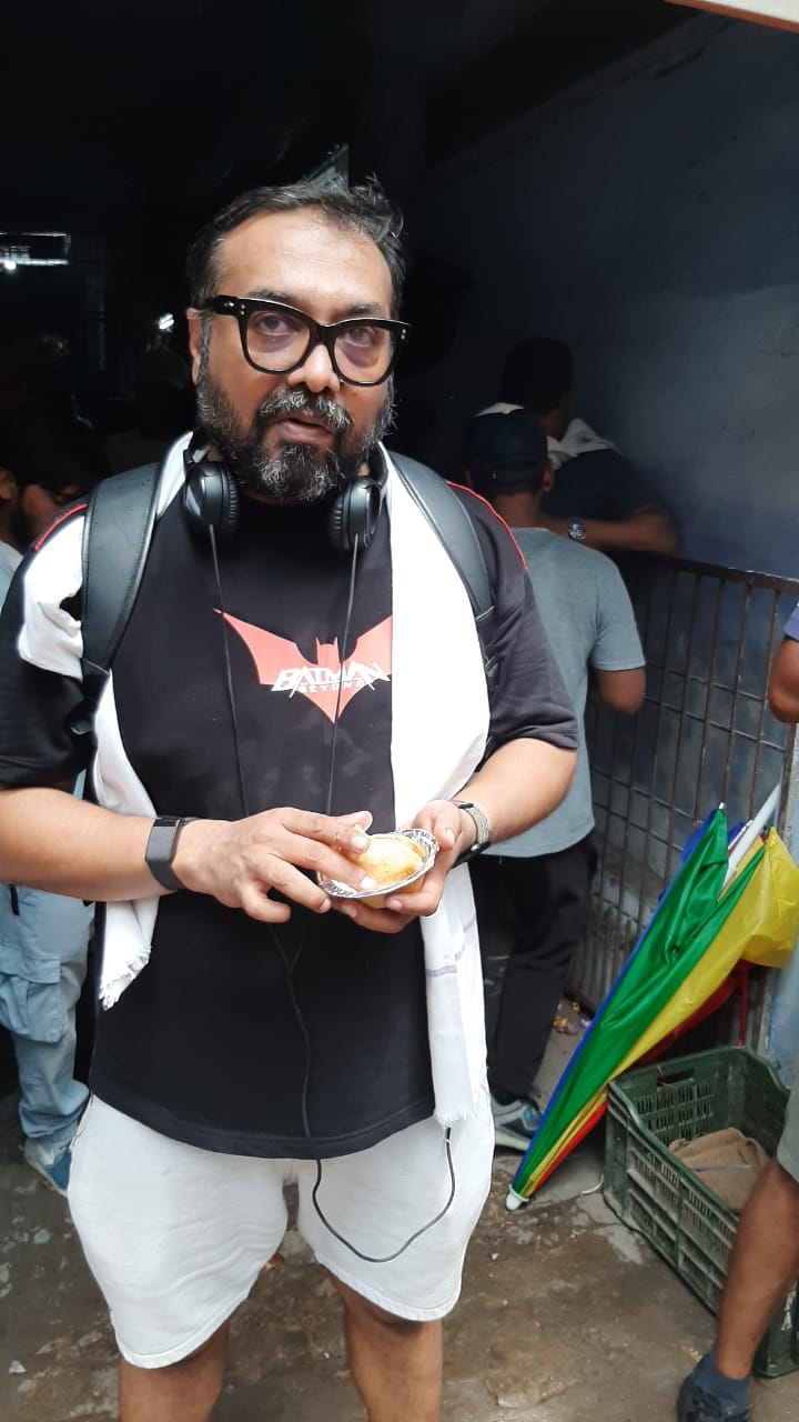 Anurag Kashyap savouring somasa during a break(Deep Saxena/HT) Anurag Kashyap savouring somasa during a break(Deep Saxena/HT)