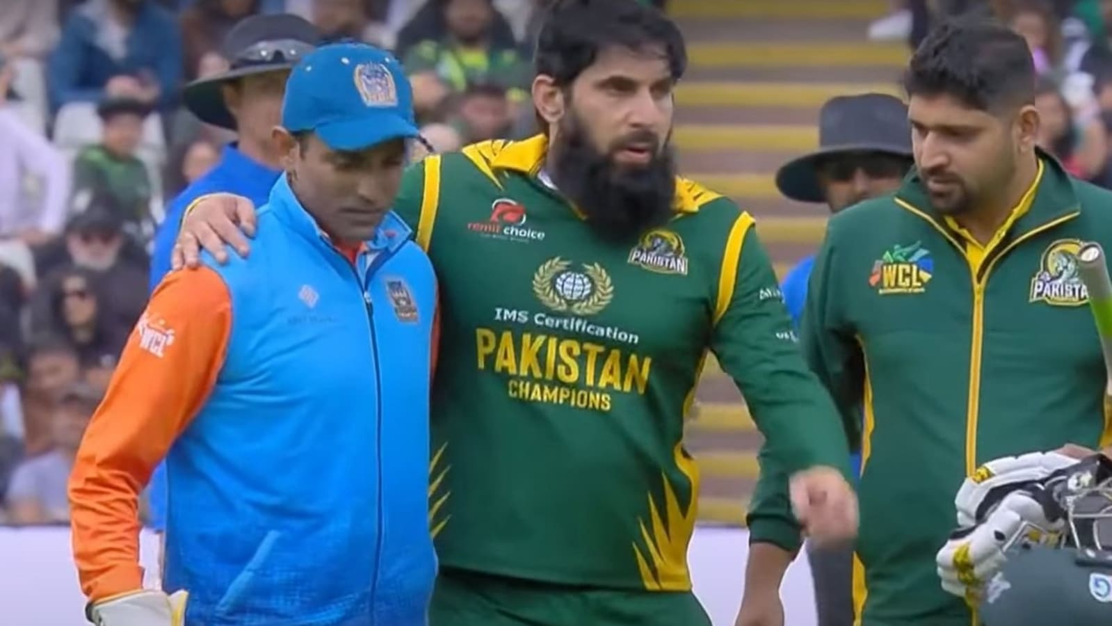 Robin Uthappa helps injured Misbah-ul-Haq in incredible gesture as Pakistan great limps off field during WCL 2024 final