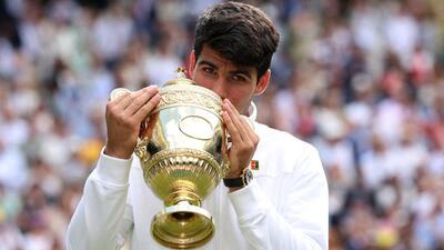 Carlos Alcaraz kisses the trophy after winning the Wimbledon men’s singles final on Sunday. (REUTERS) Carlos Alcaraz kisses the trophy after winning the Wimbledon men’s singles final on Sunday. (REUTERS)