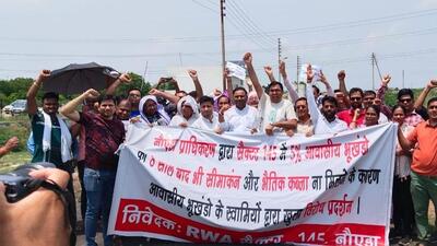 Residents, during their three-hour protest, alleged that even after eight years of wait a lot of people are affected and despite repeated assurances from the Noida authority the issue continues to persist. (HT Photo) Residents, during their three-hour protest, alleged that even after eight years of wait a lot of people are affected and despite repeated assurances from the Noida authority the issue continues to persist. (HT Photo)