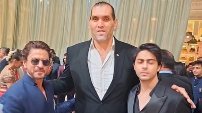 The Grat Khali posed with Shah Rukh Khan and Aryan Khan at Ambani Shubh Aashirwad. The Grat Khali posed with Shah Rukh Khan and Aryan Khan at Ambani Shubh Aashirwad.