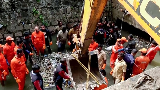The search resumed on Sunday morning with the fire force personnel, a scuba team, police, civic workers and NDRF men working on the rescue operation (ANI Photo)
