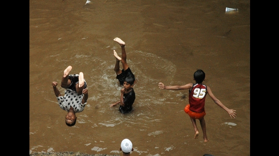 Children playing in a waterlogged street. (Vijayanand Gupta/ Hindustan Times)