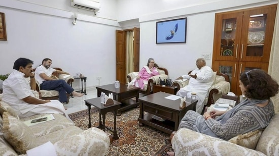 Congress leaders Sonia Gandhi, Rahul Gandhi, Priyanka Gandhi and K C Venugopal during a meeting at party president Mallikarjun Kharge’s residence. (File image)(PTI)