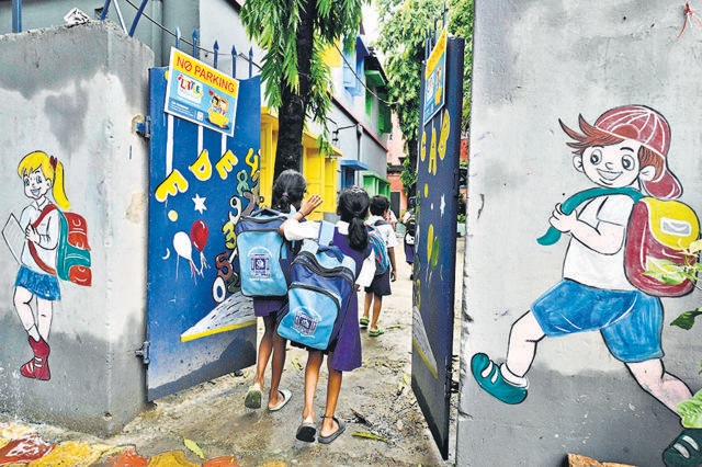 Students at the KMC-operated Acharya Prafulla Chandra Roy Memorial School in Kolkata. (Samir Jana/HT) Students at the KMC-operated Acharya Prafulla Chandra Roy Memorial School in Kolkata. (Samir Jana/HT)