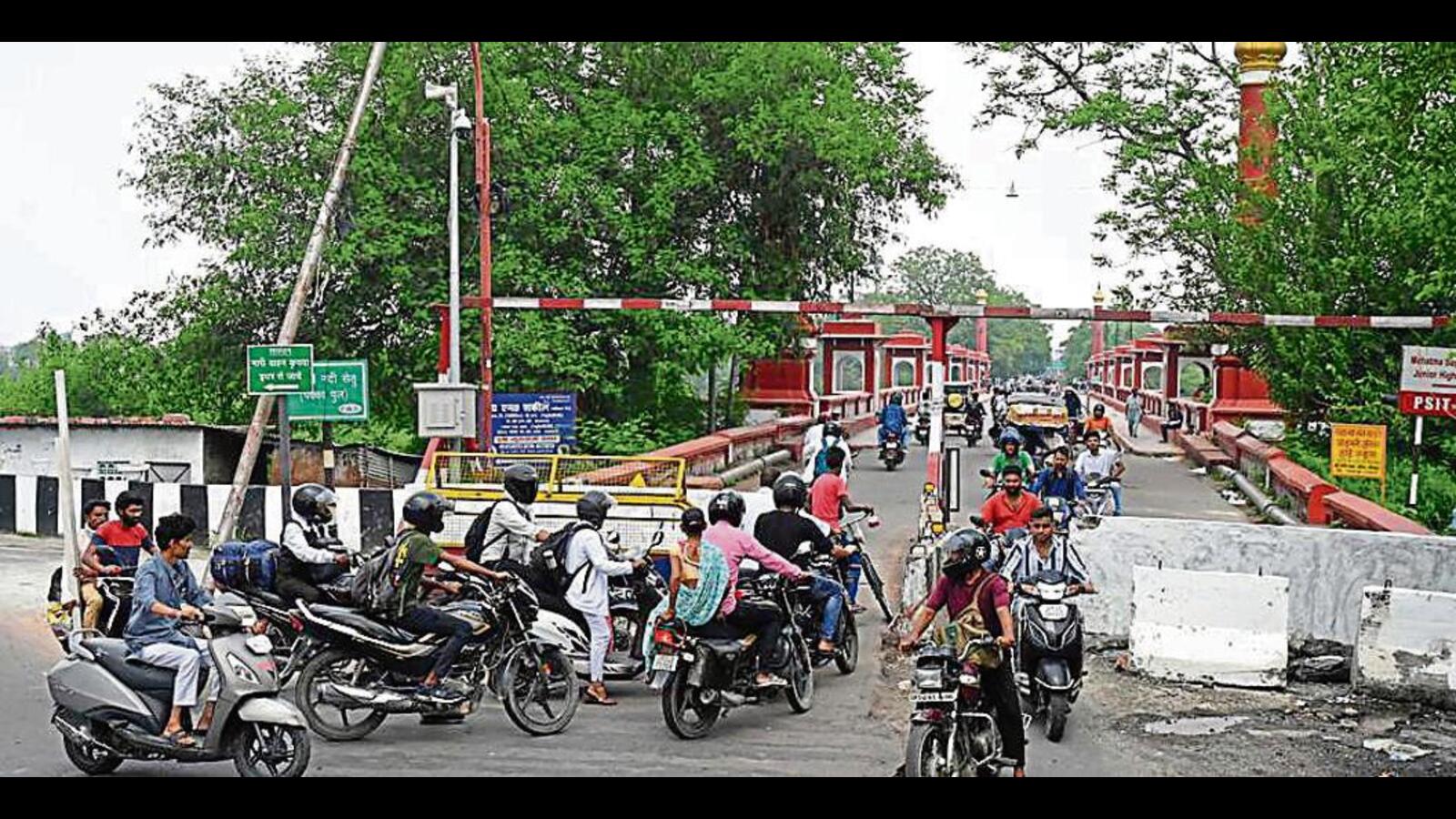 Lucknow: Wall bars all vehicles, except two-wheelers, on 110-year-old Pucca Pul