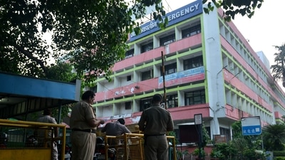 According to doctors of the Delhi government-run hospital, three doctors were present in ward 24 when the assailant pushed aside a doctor and shot the victim.(HT Photo) According to doctors of the Delhi government-run hospital, three doctors were present in ward 24 when the assailant pushed aside a doctor and shot the victim.(HT Photo)
