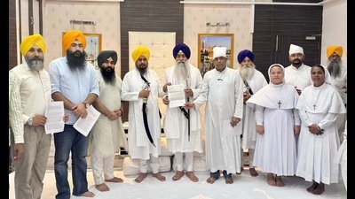 A delegation of Roman Catholic churches on Monday called on Akal Takht jathedar Giani Raghbir Singh and handed him a letter while extended solidarity with the Sikhs. (HT)