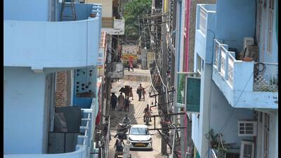 A high tension line in Sector 10A on Monday. (Parveen Kumar/HT) A high tension line in Sector 10A on Monday. (Parveen Kumar/HT)