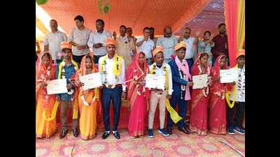 Couples at mass marriage in Varanasi. (HT)