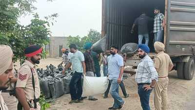 During checking of the vehicle, the police recovered 210 bags carrying 41 quintals of the poppy husk. (Sanjeev Kumar/HT)
