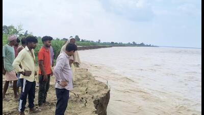 Farmers watching Mohana river eroding their agri land at Jasnagar in Nighasan tehsil on India-Nepal border on Monday. (Sourced)