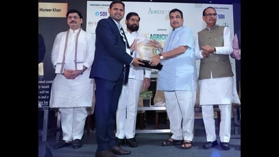 Muneer Khan receiving Distinguished Young Scientist Award 2024 from Union minister Nitin Gadkari in New Delhi recently (HT Photo) Muneer Khan receiving Distinguished Young Scientist Award 2024 from Union minister Nitin Gadkari in New Delhi recently (HT Photo)