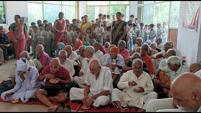 The officials of the social welfare department should visit the old age home from time to time and inspect it so that the arrangements for stay, food and first-aid at the old age home can be improved, DM said. (HT Photo) The officials of the social welfare department should visit the old age home from time to time and inspect it so that the arrangements for stay, food and first-aid at the old age home can be improved, DM said. (HT Photo)