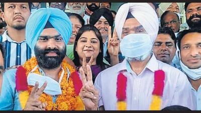 The son of Deepinder Singh, a Congress candidate from Dera Bassi in 2022 assembly elections, Dhillon was appointed Zirakpur MC president in 2021 after the Congress won 23 seats in the House. (HT Photo) The son of Deepinder Singh, a Congress candidate from Dera Bassi in 2022 assembly elections, Dhillon was appointed Zirakpur MC president in 2021 after the Congress won 23 seats in the House. (HT Photo)