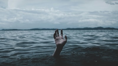 We should turn to the positive aspects of life and learn to be grateful. We should grow a positive perspective by appreciating loved ones. (Photo by Stormseeker on Unsplash) We should turn to the positive aspects of life and learn to be grateful. We should grow a positive perspective by appreciating loved ones. (Photo by Stormseeker on Unsplash)