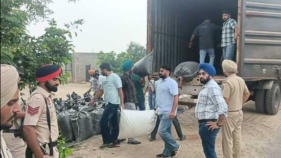 During checking of the vehicle, the police recovered 210 bags carrying 41 quintals of the poppy husk. (Sanjeev Kumar/HT)