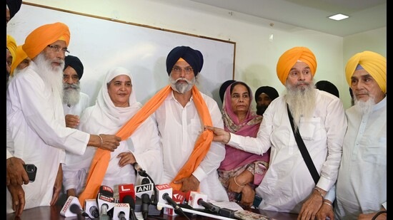 Gurpartap Singh Wadala along with other leaders in Chandigarh on Monday. (Ravi Kumar/HT)