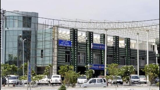 The authority invited bids under the Yamuna Expressway Industrial Development Authority’s Group Housing Plots Scheme YEA-GH-07/2024 and completed the e-auction proceedings on July 12. (Sunil Ghosh/HT Photo) The authority invited bids under the Yamuna Expressway Industrial Development Authority’s Group Housing Plots Scheme YEA-GH-07/2024 and completed the e-auction proceedings on July 12. (Sunil Ghosh/HT Photo)