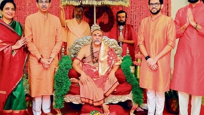 Shankaracharya visits Matoshree, says Uddhav was betrayed Shankaracharya visits Matoshree, says Uddhav was betrayed