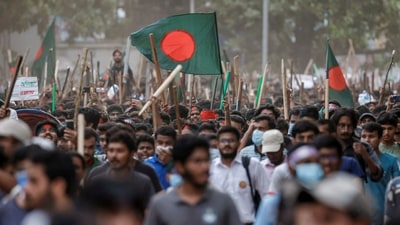 Anti-quota protesters march with Bangladeshi flags and sticks as they engage in a clash with Bangladesh Chhatra League, the student wing of the ruling party Bangladesh Awami League, at the University of Dhaka, in Dhaka, Bangladesh, July 16, 2024. REUTERS/Mohammad Ponir Hossain