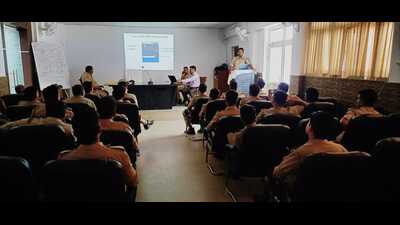 Dial-112 cops being trained regarding cyber crime in Prayagraj (HT Photo) Dial-112 cops being trained regarding cyber crime in Prayagraj (HT Photo)
