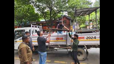 During the action, staffers removed illegal flex, banners, and structures encroaching footpaths and roadsides, clearing almost 15,000 sq feet of encroachments. (HT PHOTO) During the action, staffers removed illegal flex, banners, and structures encroaching footpaths and roadsides, clearing almost 15,000 sq feet of encroachments. (HT PHOTO)