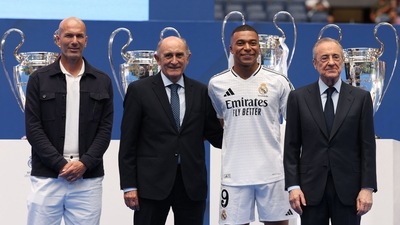 Kylian Mbappe (2ndR) poses with French legend Zinedine Zidane (L), Jose Martinez Pirri (2ndL) and Florentino Perez during his first appearance as a Real Madrid player at the Santiago Bernabeu Stadium (AFP) Kylian Mbappe (2ndR) poses with French legend Zinedine Zidane (L), Jose Martinez Pirri (2ndL) and Florentino Perez during his first appearance as a Real Madrid player at the Santiago Bernabeu Stadium (AFP)