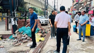 Noida authority chief executive officer Lokesh M (in blue T-shirt) during a cleanliness inspection in Sector 16 on Monday. (HT Photo) Noida authority chief executive officer Lokesh M (in blue T-shirt) during a cleanliness inspection in Sector 16 on Monday. (HT Photo)