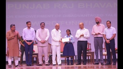 Punjab governor and UT administrator Banwarilal Purohit on Tuesday honoured 300 students of classes 10 and 8 of Punjab and Chandigarh with cash awards and recognition certificates at the Punjab Raj Bhavan. (HT Photo)