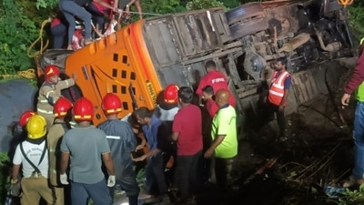 Bus Collides with Tractor at Mumbai-Pune Expressway (HT Photo) (HT)