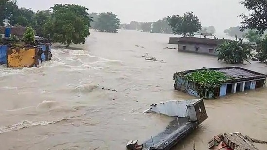 Until July 14, 244,629 persons in 18 of the state’s 35 districts remained affected by floods. Over 30,000 people displaced by floods have taken shelter in 172 relief camps. (File Photo)(HT_PRINT)