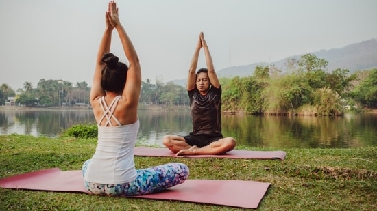 Cooling Yoga practices for summer: Exercises and expert guide for hydration and relaxation in hot weather (Image by Freepik)