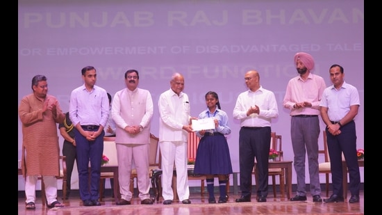 Punjab governor and UT administrator Banwarilal Purohit on Tuesday honoured 300 students of classes 10 and 8 of Punjab and Chandigarh with cash awards and recognition certificates at the Punjab Raj Bhavan. (HT Photo)