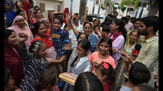 Residents of Pant Nagar celebrate after CM Yogi gave them an assurance. (Mushtaq Ali /HT Photo)