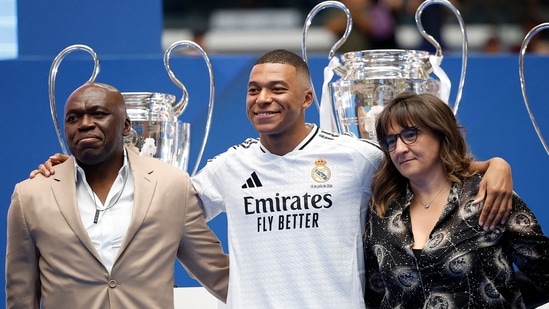 Mbappe poses with his parents Wilfried Mbappe and Fayza Lamari during the presentation (REUTERS)