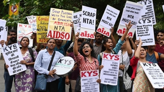 Student organisations protest over the alleged irregularities in the NEET exam at Jantar Mantar in New Delhi. (Arvind Yadav/HT)