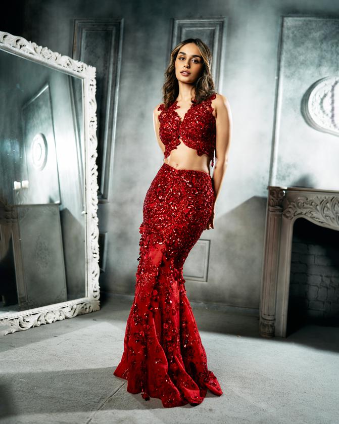 Outfit: Moledro Red is iconic and timeless, not just a seasonal romance. Moledro’s structured mermaid lehenga set from their 2024 capsule collection embodies the sensual femininity, adorned with meticulously handcrafted celestial motifs. This exquisite ensemble on Manushi Chhillar dazzles with an irresistible interplay of sequins and crystals, infusing your festive wardrobe with a touch of new-age glamour. The mermaid-esque skirt looks tantalizing on her.