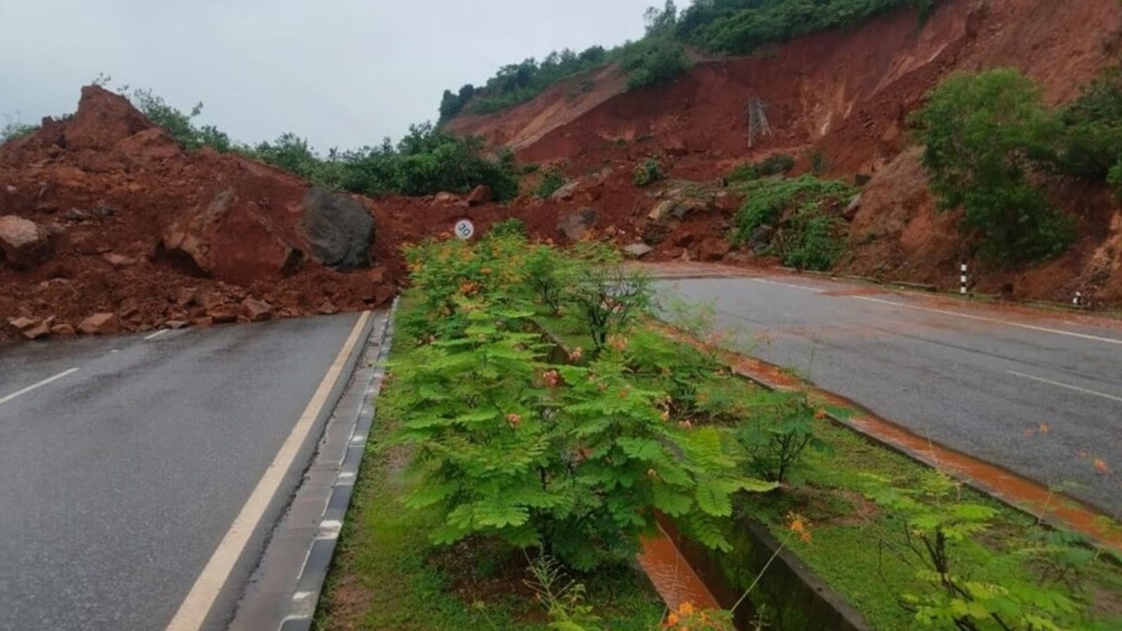 Karnataka: Heavy rains wreak havoc, NH 75 faces traffic disruption after mudslides